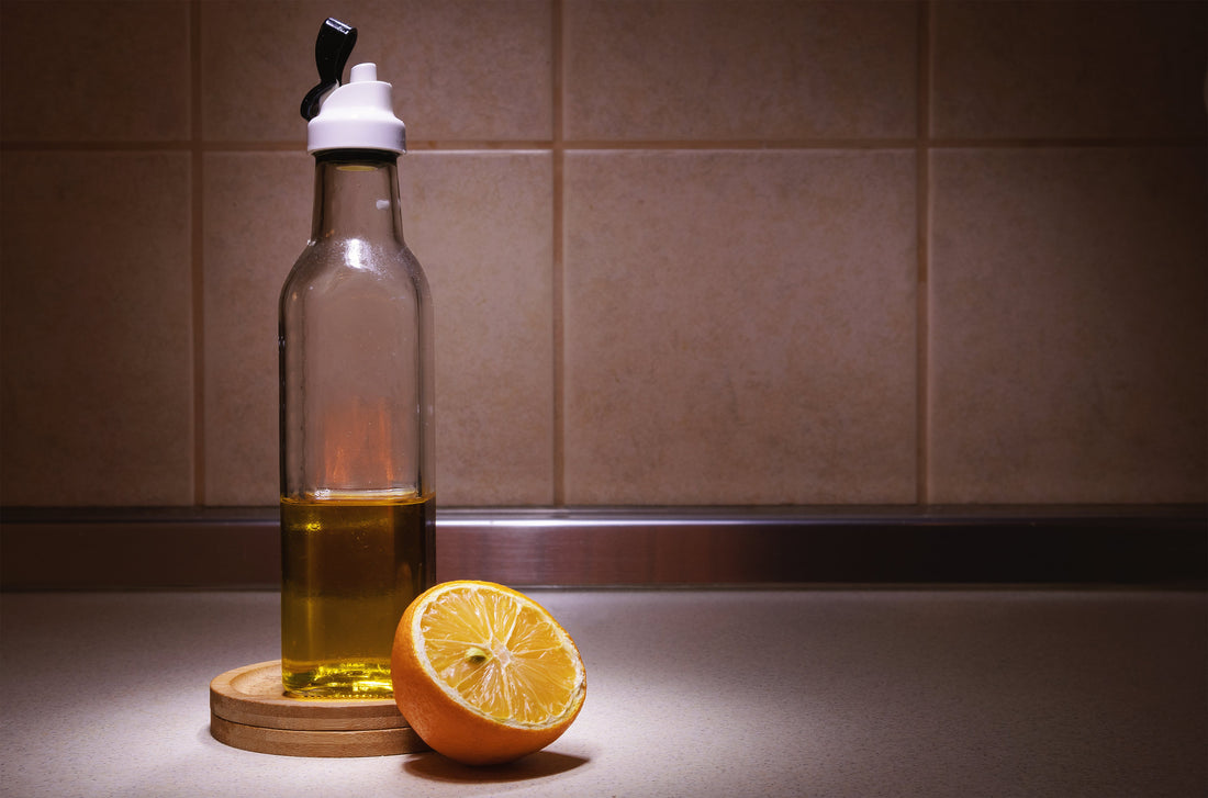 Bottiglia d’olio parzialmente piena, esempio dello spazio d’aria che aumenta durante il consumo