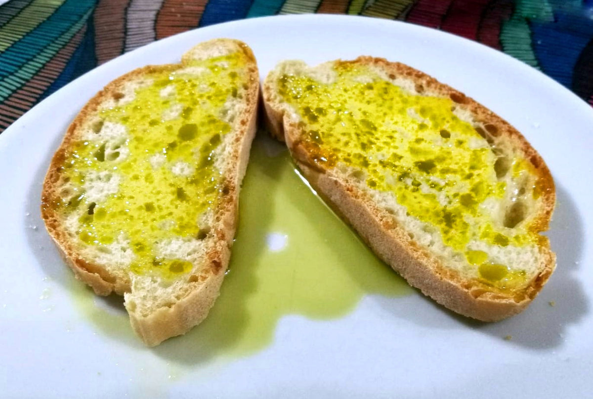 Olio extravergine di oliva su pane tostato: guida a prezzo e qualità EVO