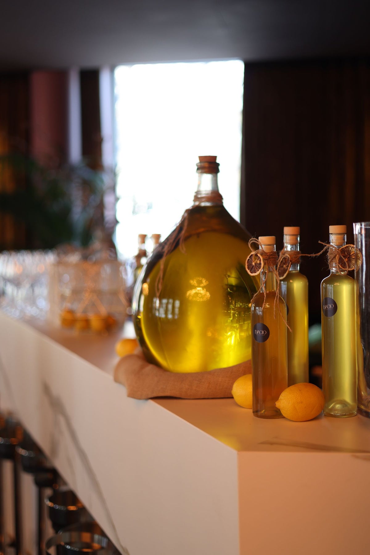 Bottiglie di olio di oliva conservate su uno scaffale al riparo dalla luce diretta