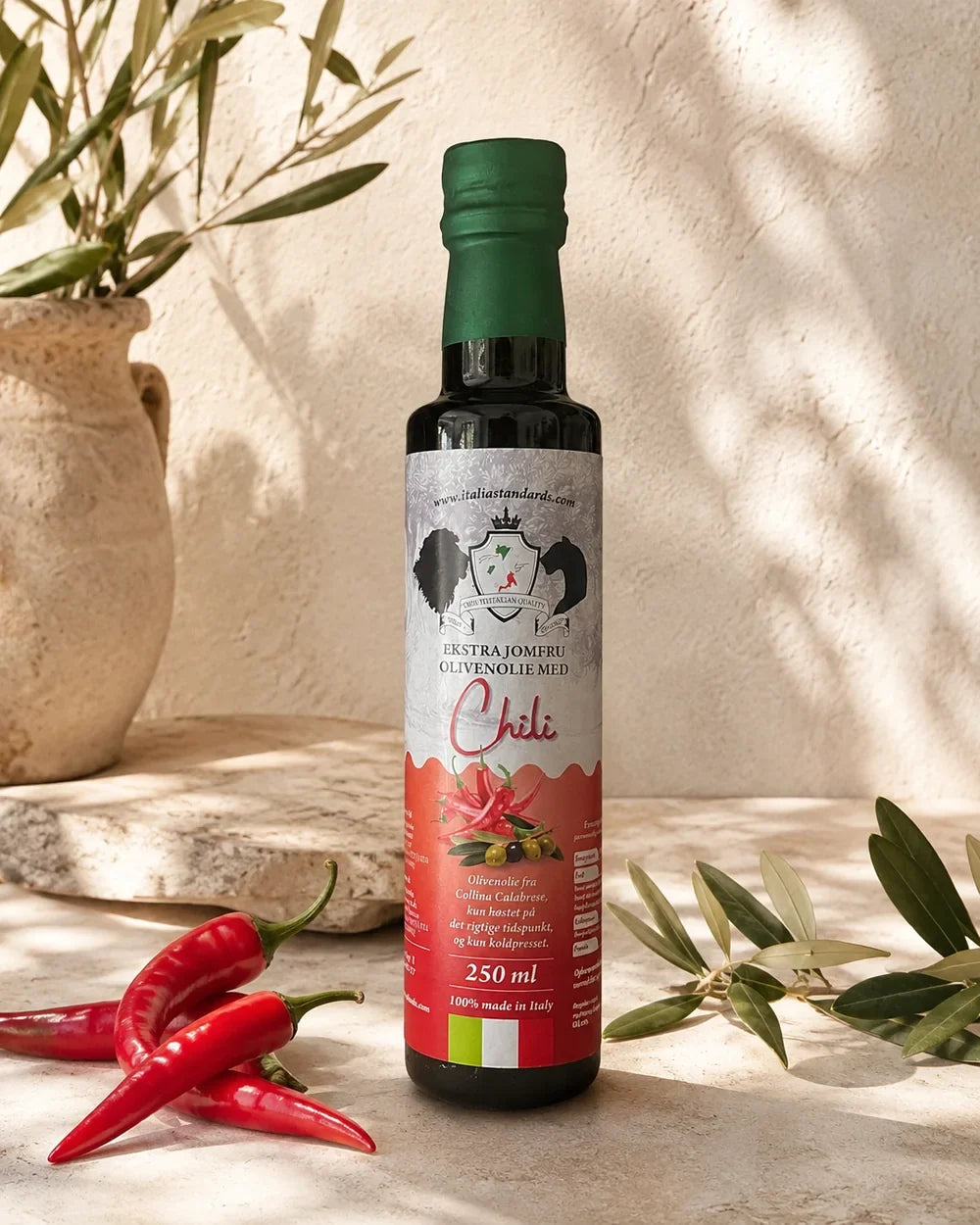 Italia Standard Chili flavoured olive oil 250 ml with red chillies and olive leaves